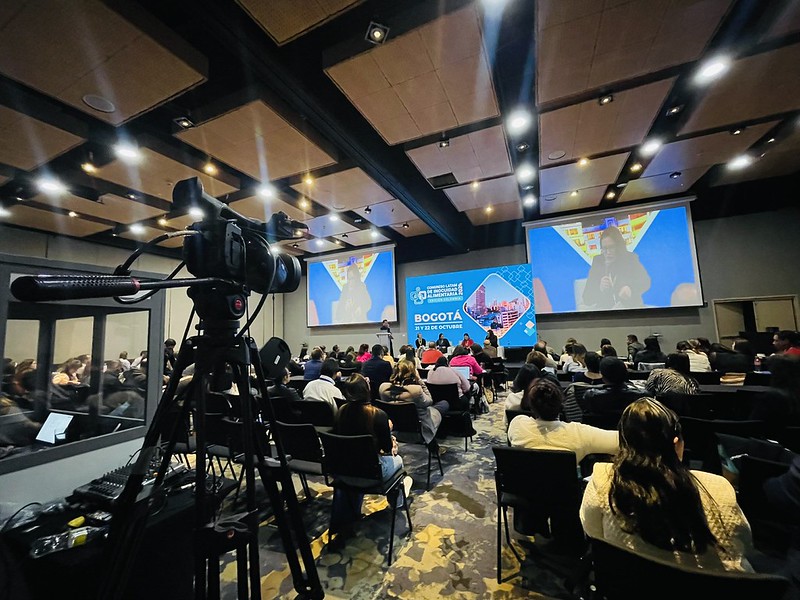 Vista del salón y el equipo de grabación durante una conferencia del Congreso Latam Colombia 2024