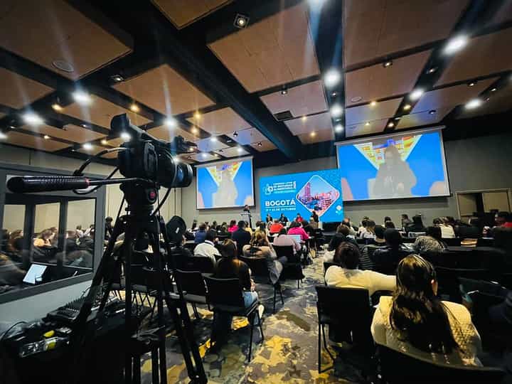 Vista del salón y el equipo de grabación durante una conferencia del Congreso Latam Colombia 2024