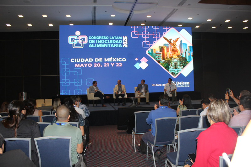 Panel de expertos del Congreso Latam 2025 en el escenario principal de la Ciudad de México