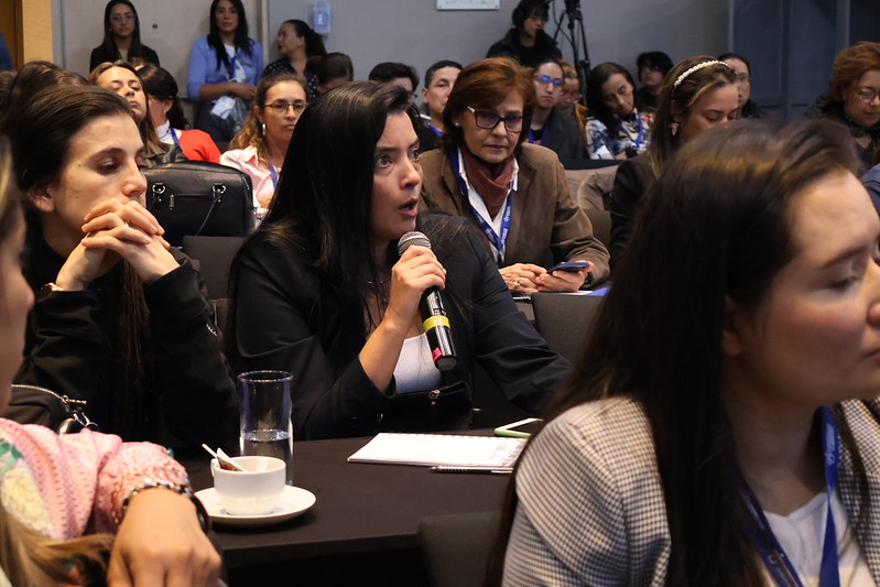 Participante interviniendo con micrófono durante una sesión del Congreso Latam Colombia 2024