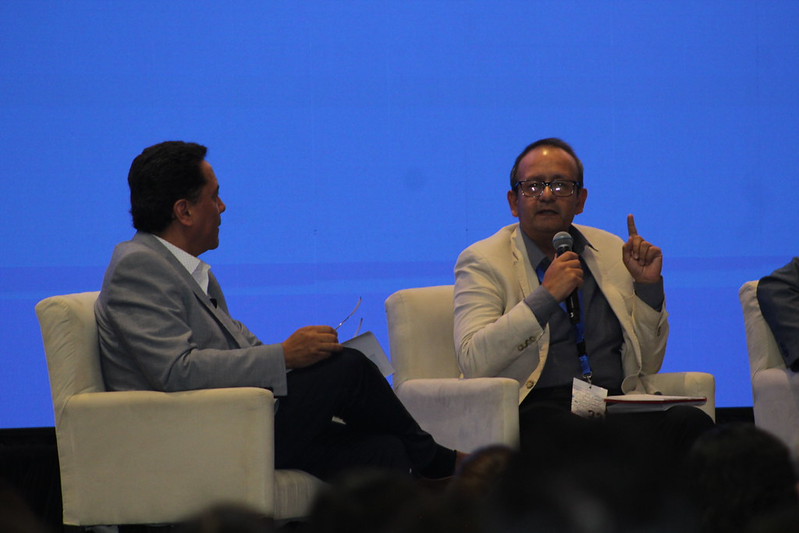 Panelistas del Congreso 2025 conversando durante una mesa de discusión en el escenario