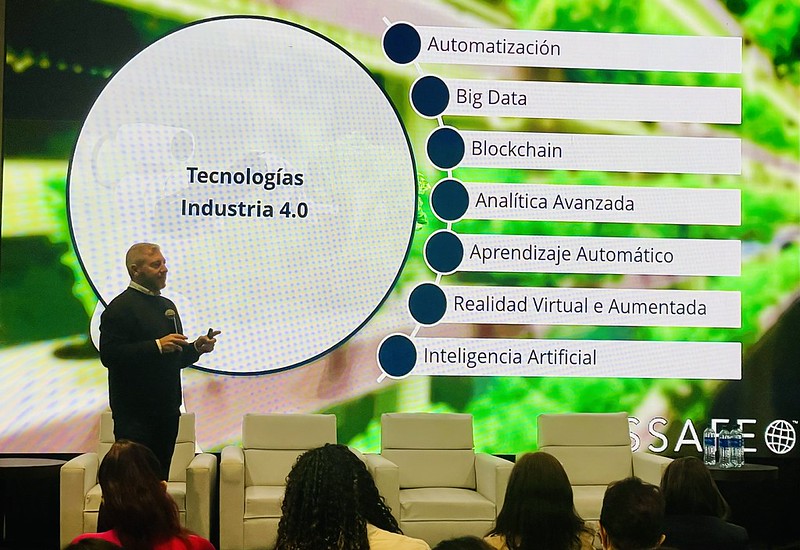 Conferencista explicando tecnologías de la Industria 4.0 aplicadas a la inocuidad alimentaria