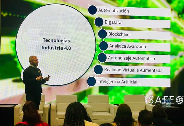 Conferencista explicando tecnologías de la Industria 4.0 aplicadas a la inocuidad alimentaria