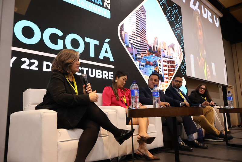 Panelistas dialogando en el escenario del Congreso Latam Colombia 2024
