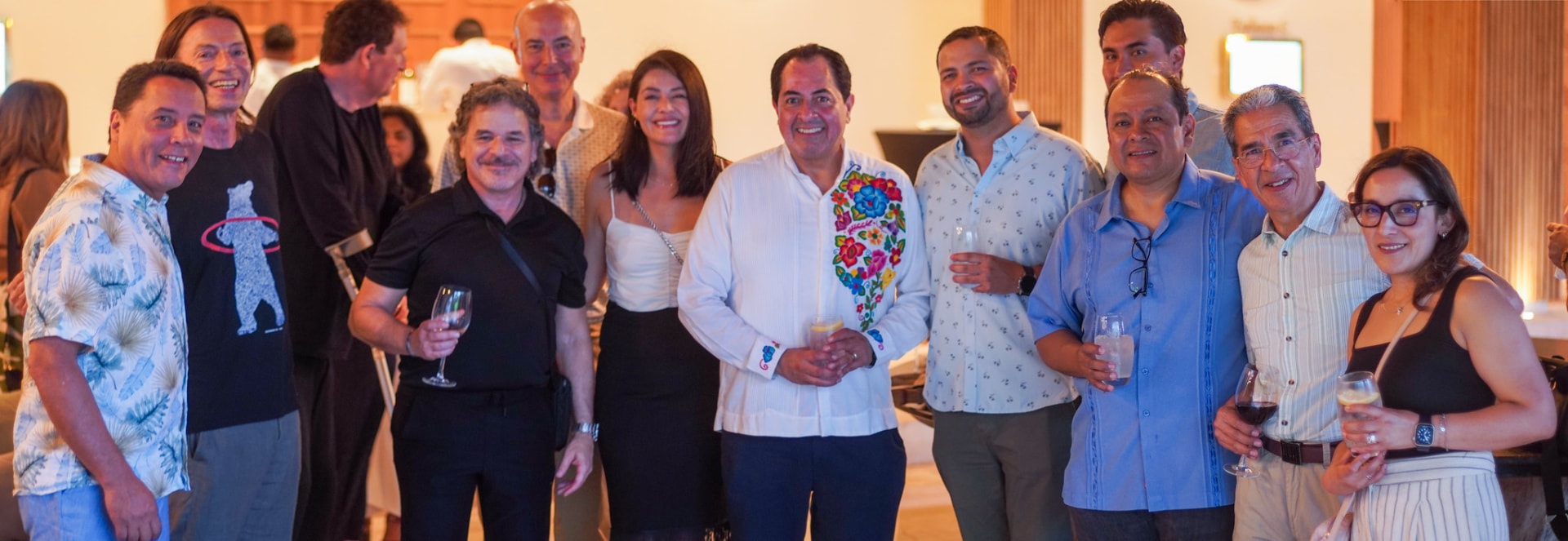 Grupo de asistentes y ponentes durante el encuentro social del Congreso Latam 2024