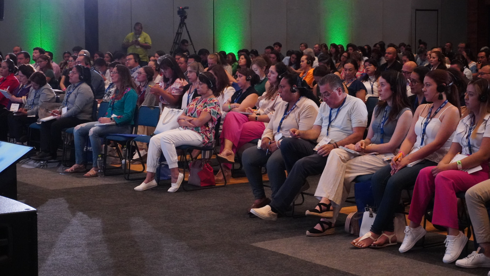 Audiencia del Congreso Latam de Inocuidad Alimentaria 2024 durante una conferencia en Cancún