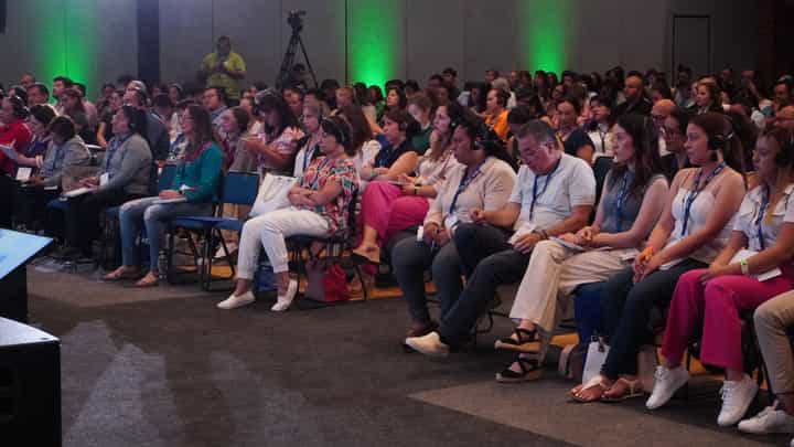 Audiencia del Congreso Latam de Inocuidad Alimentaria 2024 durante una conferencia en Cancún