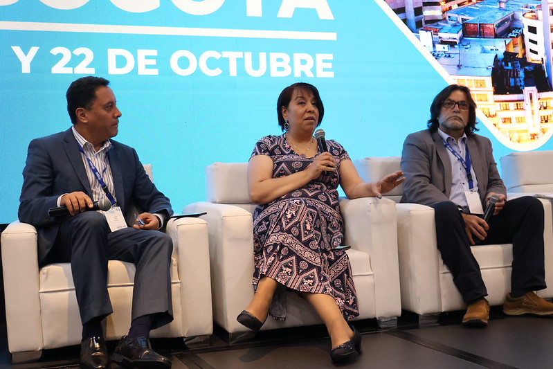 Panel de especialistas conversando en el escenario del Congreso Latam Colombia 2024