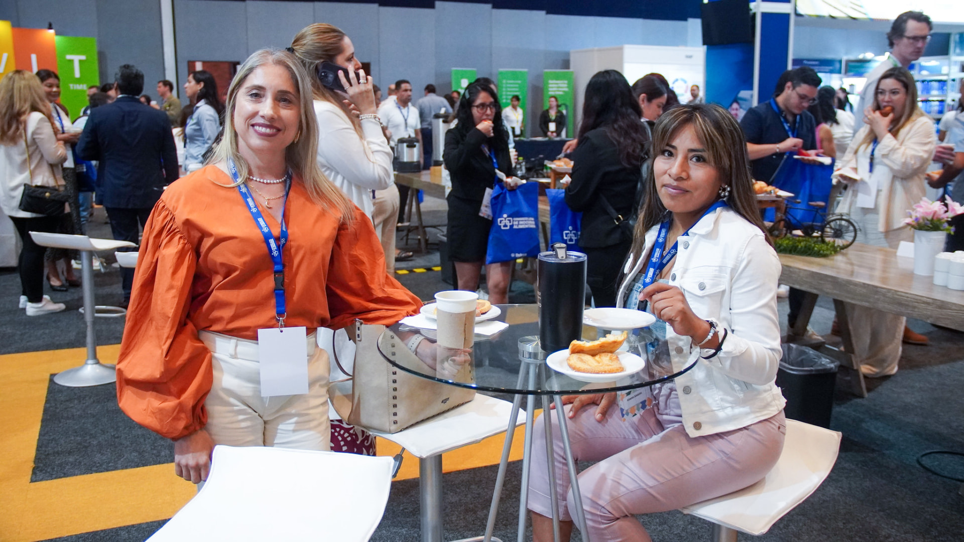 Asistentes durante un descanso de networking en el área de exposición del Congreso Latam 2024
