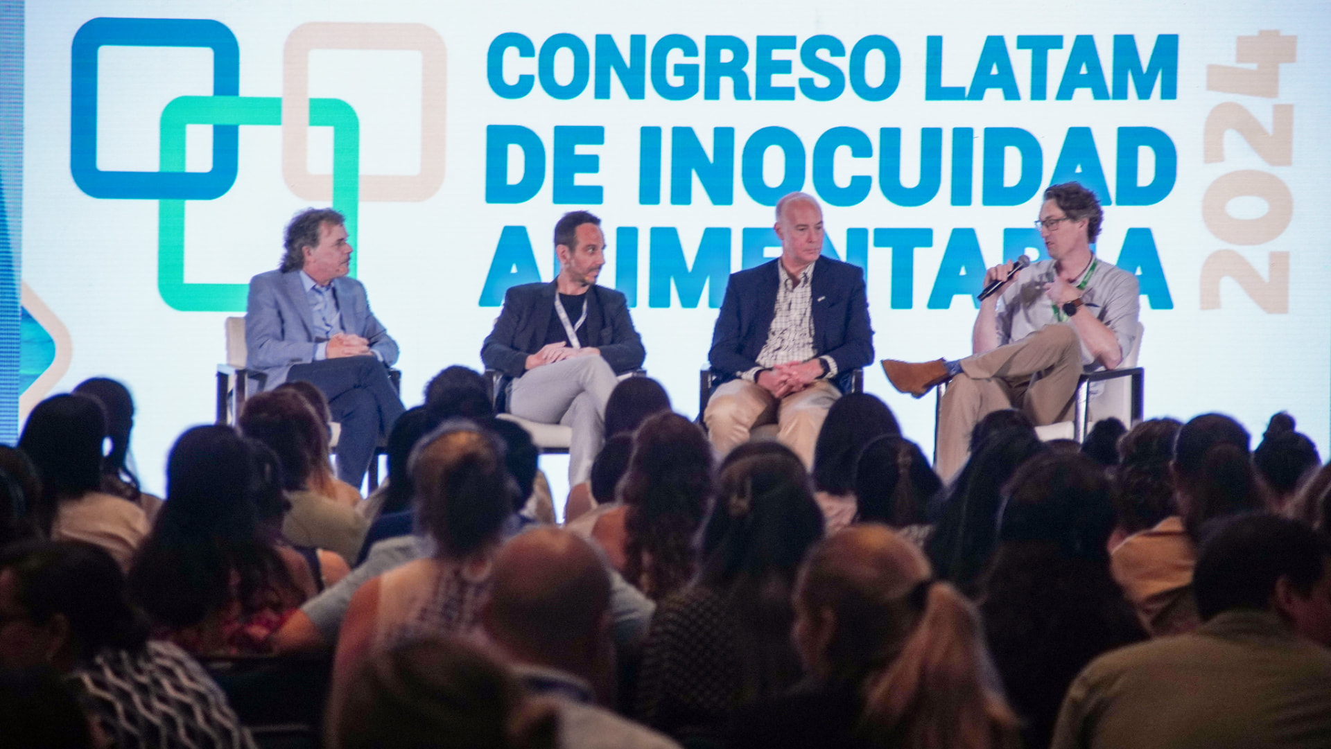 Panel de expertos sobre el escenario del Congreso Latam de Inocuidad Alimentaria 2024 en Cancún