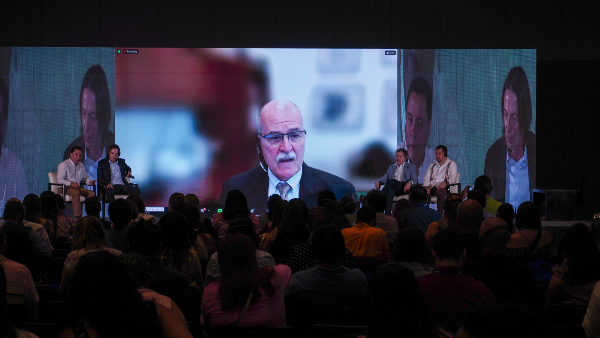 Panel internacional con participación remota ante la audiencia del Congreso Latam 2024