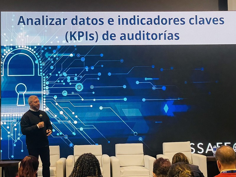 Conferencista presentando indicadores clave de auditorías durante la edición Colombia 2024