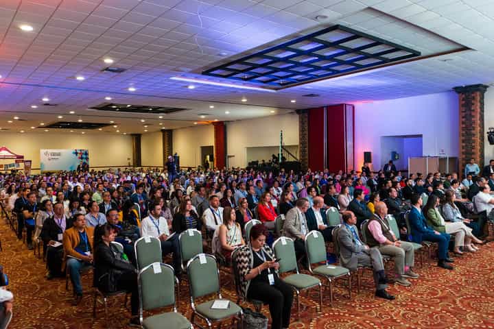 Amplia audiencia de asistentes en el salón principal del Congreso Latam de Inocuidad Alimentaria 2023 en Querétaro